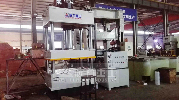 200噸四柱液壓機(jī)加工現(xiàn)場