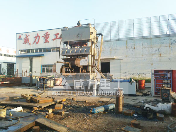 2000噸液壓機(jī)加工生產(chǎn)現(xiàn)場圖片