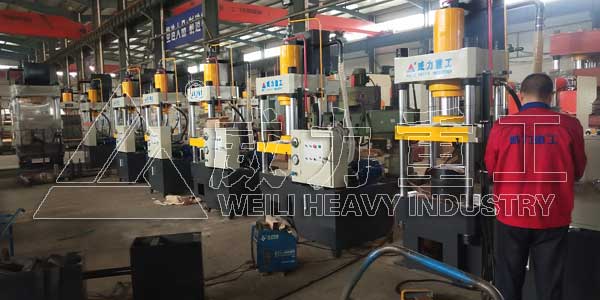 100噸四柱液壓機又稱100噸四柱油壓機，100噸四柱壓力機