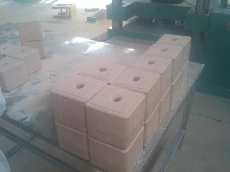 客戶(hù)使用牛羊舔磚壓塊機(jī)液壓機(jī)現(xiàn)場(chǎng)
