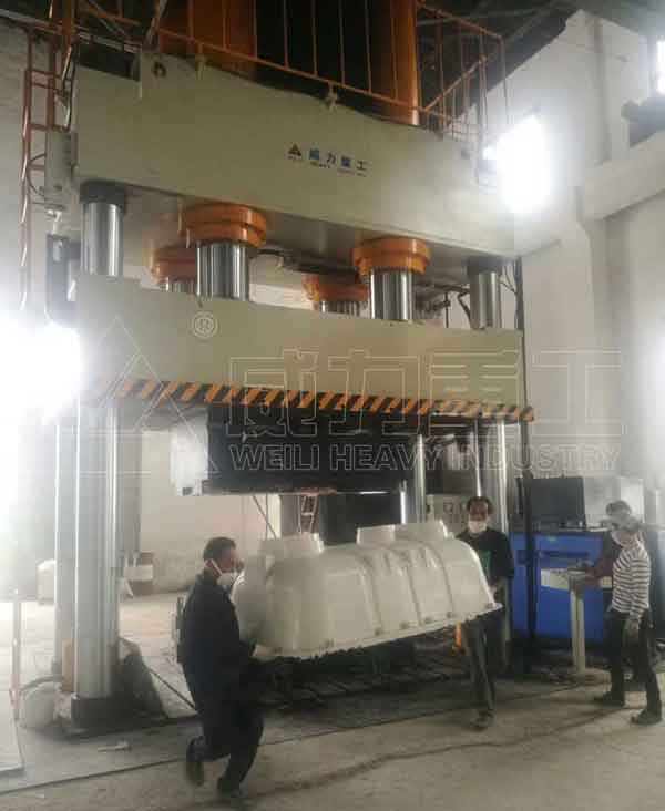 1500噸玻璃鋼凈水槽模壓液壓機(jī)客戶使用現(xiàn)場